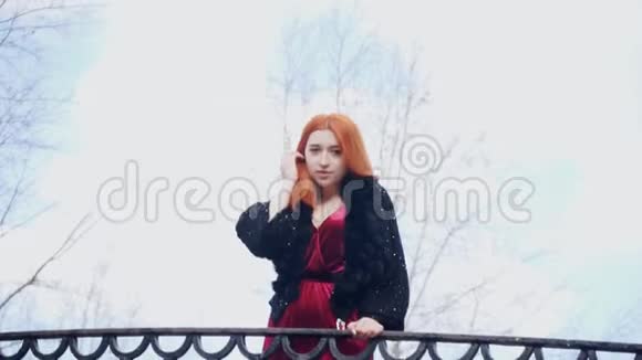 红发少女站在栏杆附近视频的预览图