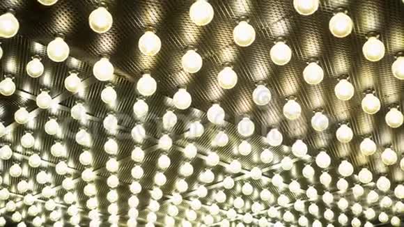 平行排列的发光灯抽象背景爱迪生老式灯泡视频的预览图