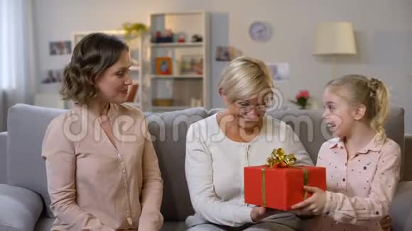 有孙女的老年妇女赠送礼品盒妈妈节日传统视频的预览图
