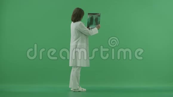 医生站在后面探索X光X光位于她的右边然后用一个视频的预览图