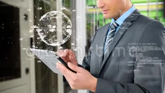 商人在他的平板电脑上学习视频的预览图