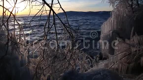 贝加尔湖日落时有冰柱视频的预览图