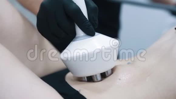 在美容诊所里做射频提升手术时把她的肚子合上动作慢视频的预览图