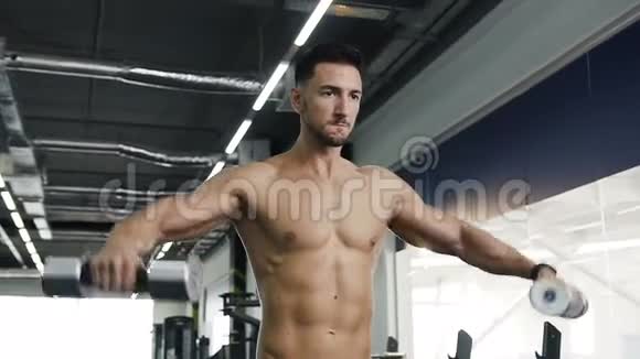 自信的人用哑铃在健身房锻炼手臂肌肉视频的预览图