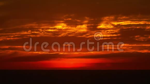 黑海上空的红日落日海滩场景视频的预览图