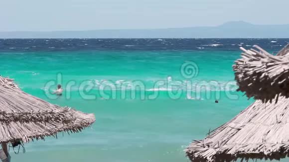 希腊阿西托斯Halkidiki海滩雨伞慢动作视频的预览图