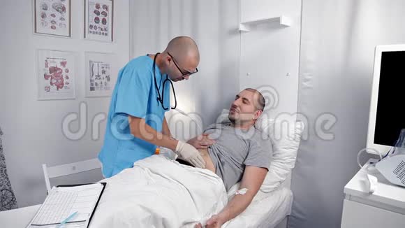 医疗中心腹部触诊医生检查病人胃做临床检查视频的预览图