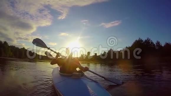 日落时划船旅行慢动作的剪影视频的预览图