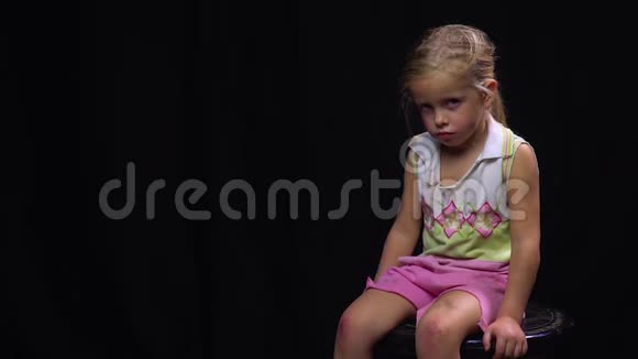 坐在椅子上非常悲伤的孤儿皱着眉头社会问题视频的预览图
