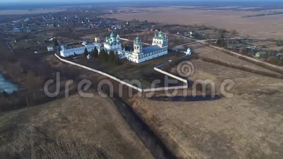 飞越老尼科洛维亚日希寺俄罗斯Novgorod地区视频的预览图