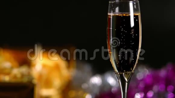 优雅的一杯带泡泡的浪漫香槟视频的预览图