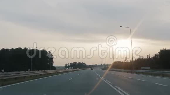 清晨日出时POV沿着宽阔的空旷的早晨道路行驶视频的预览图