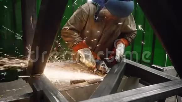 使用角磨机工作的金属工人视频的预览图