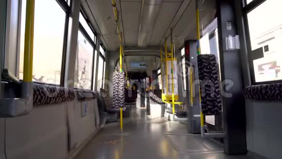 穿越德国柏林和欧洲的一辆空电车的内部视频的预览图