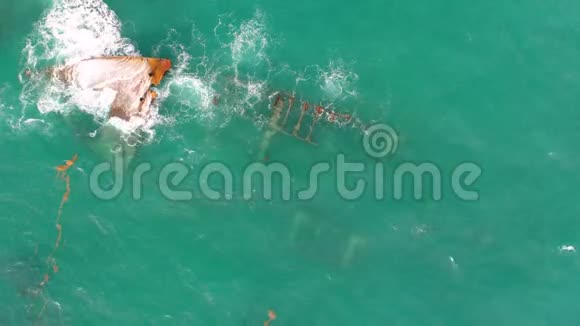 多米尼加共和国蓬塔卡纳海滩附近加勒比海的船舶失事视频的预览图