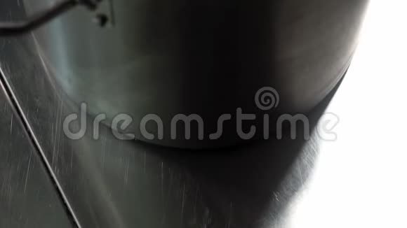 洗发水的生产将液体混合在工作锅中视频的预览图