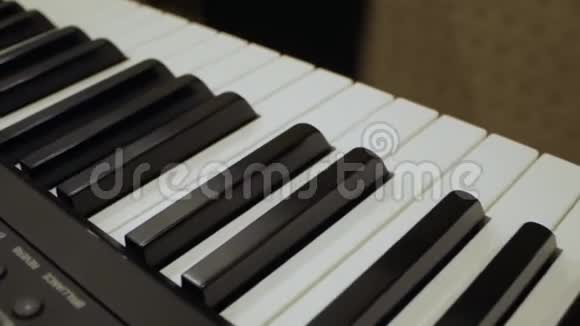 男钢琴家手按着琴键视频的预览图