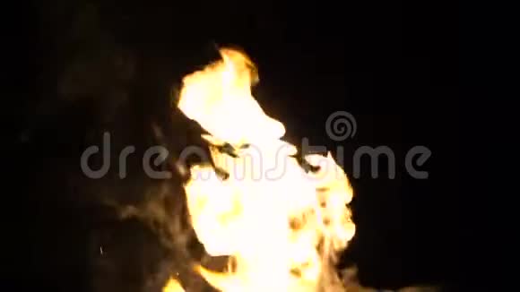 橙色火灾与烟雾的视频视频的预览图