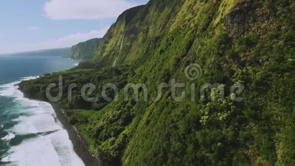 夏威夷考艾北岸美丽的瀑布景观视频的预览图