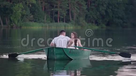 男女同舟共济的爱情故事视频的预览图