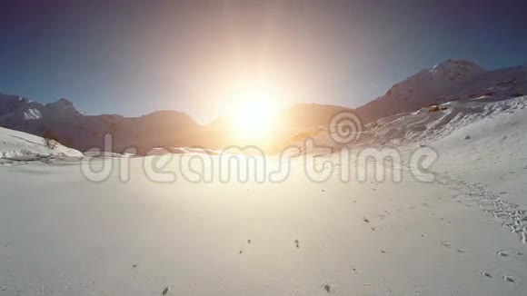 飞越雪山景观冬季全景视频的预览图