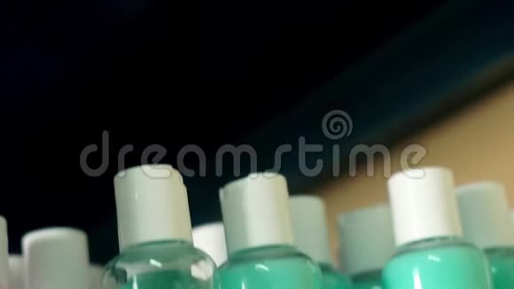 一排排装满身体乳液的瓶子站在架子上倾斜射击视频的预览图