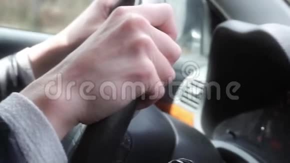 女性手在方向盘上驾驶视频的预览图
