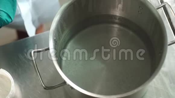 洗发水的生产沸水准备与化学品混合视频的预览图