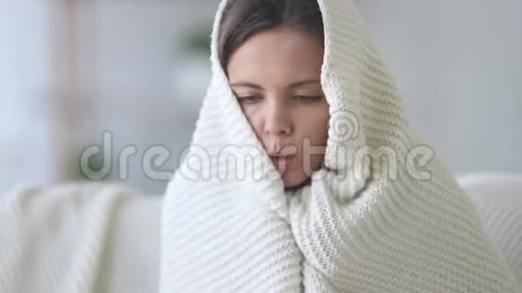 布满格子的年轻女人在家里冻得很冷视频的预览图