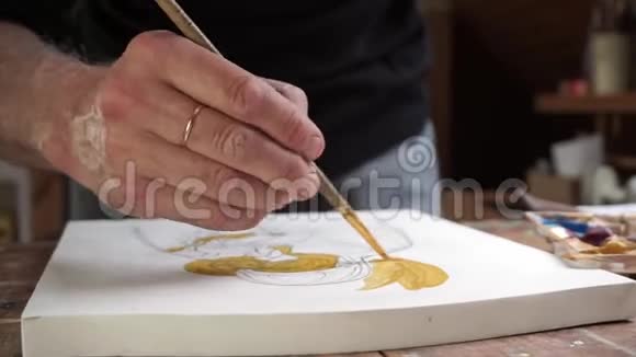 艺术家用金色的颜料覆盖他的素描视频的预览图