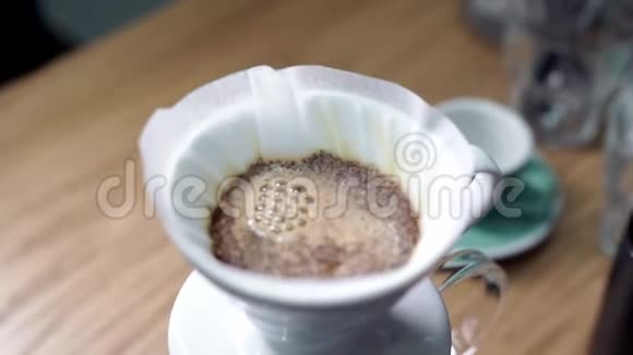过滤器中的烤咖啡用热水倒视频的预览图