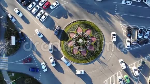 4K轮路交叉口日活跃城市交通车空中无人机飞行在上面夏日视频的预览图