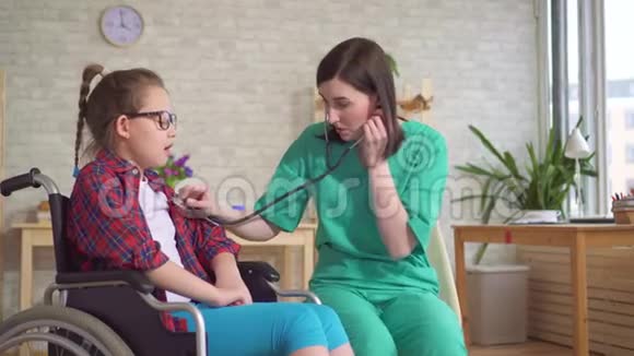 治疗师和轮椅上的孩子使用听诊器视频的预览图
