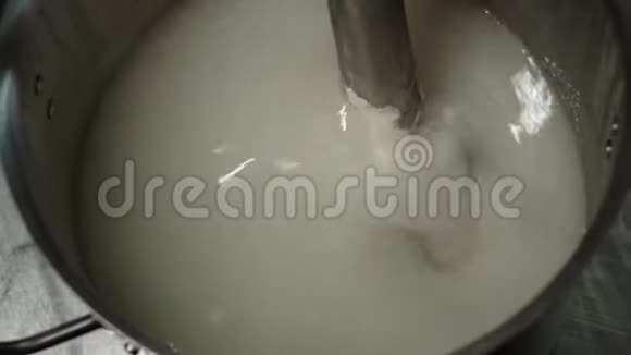 洗发水的生产在沸水中混合和搅拌化学粉末视频的预览图