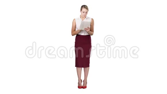 漂亮的女商人在白色背景下使用数字平板电脑视频的预览图