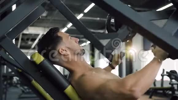 在体育馆里用运动锻炼机锻炼手臂肌肉的年轻运动员视频的预览图