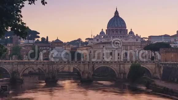 罗马意大利2019年6月18日圣彼得大教堂圣安杰尔桥和提伯河的黄昏时分4k视频的预览图