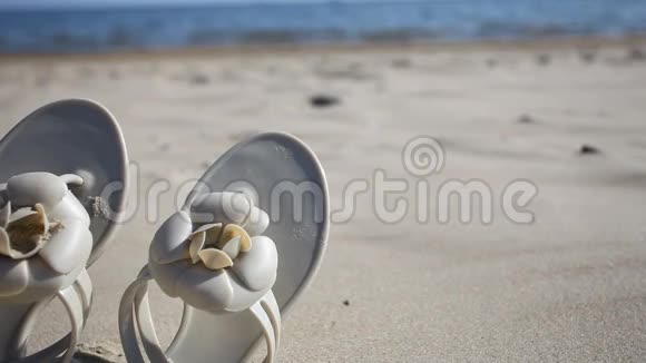 沙滩上的女拖鞋视频的预览图
