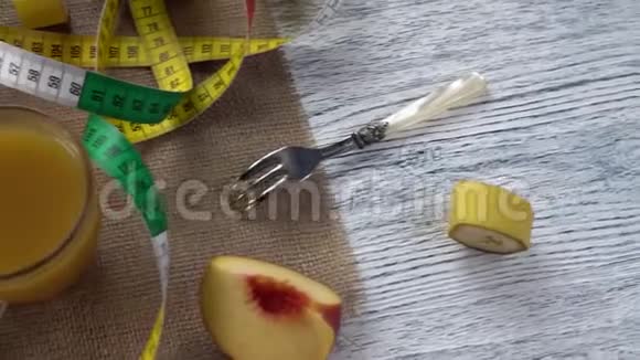 桃子果汁一个麻布上的叉子和一个厘米的木桌视频的预览图