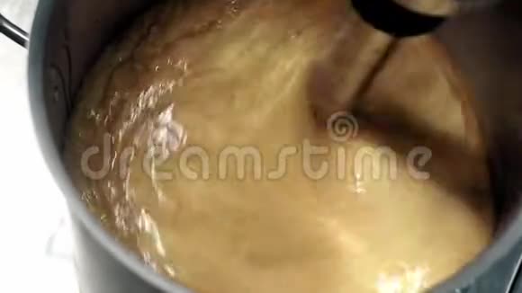 洗发水的生产在工作锅中搅拌液体视频的预览图