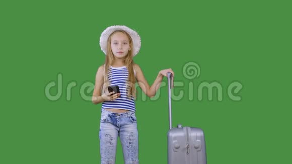 带旅行箱和手机的少女阿尔法频道键绿色视频的预览图