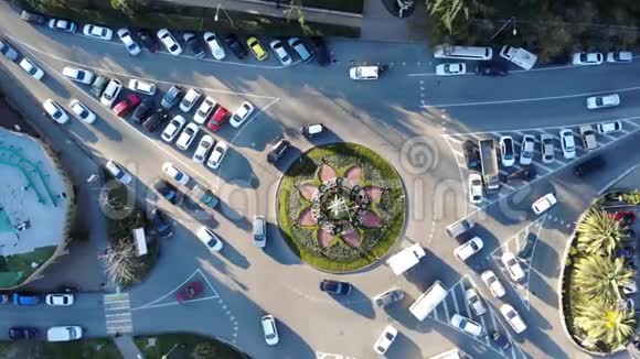 盘旋从上至下的空中镜头与车辆围绕交通圈车道夏日4K视频的预览图
