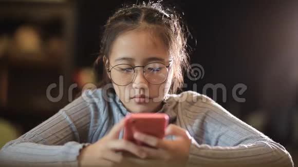 亚洲青少年用手机聊天视频的预览图