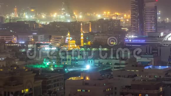 在阿拉伯联合酋长国迪拜的沙尘暴期间拉希德港夜间的空中景观被照亮视频的预览图