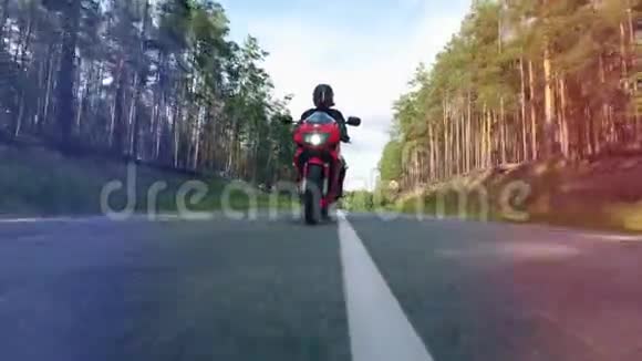 司机正骑着自行车沿着森林道路行驶视频的预览图