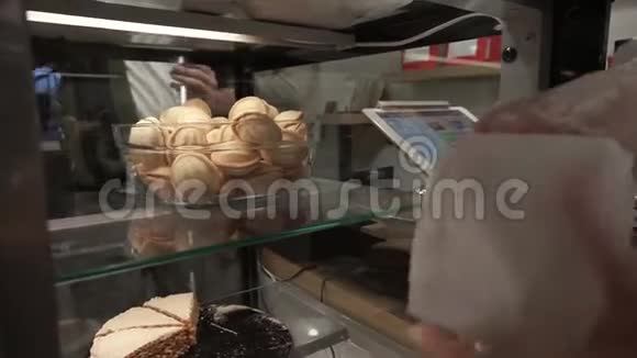 咖啡店里把蛋糕坚果放进包裹里的工人视频的预览图