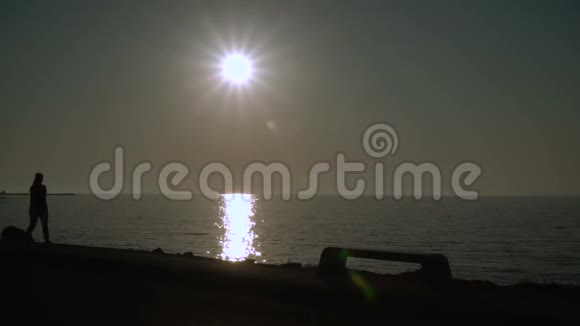日落时海边的女孩视频的预览图