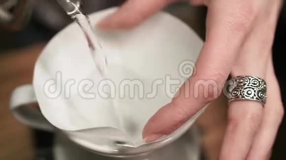 咖啡师把水倒入过滤咖啡冲泡咖啡替代咖啡制作方法视频的预览图
