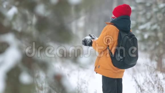 孩子做一个雪球扔在森林里视频的预览图