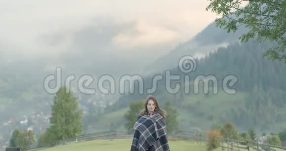 雾天背景是喀尔巴阡山脉的女人完美的景色视频的预览图